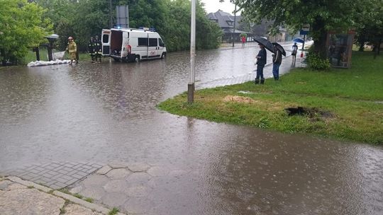 W Ostrowcu ulewa pozostawiła podtopione  ulice i posesje  