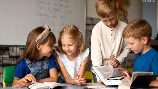 W ostrowieckich szkołach dzieci z Ukrainy uczą się razem z polskimi rówieśnikami 