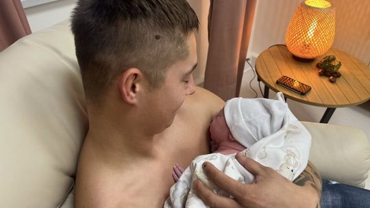 W porodzie przez cesarskie cięcie, mamom będą mogli towarzyszyć ojcowie