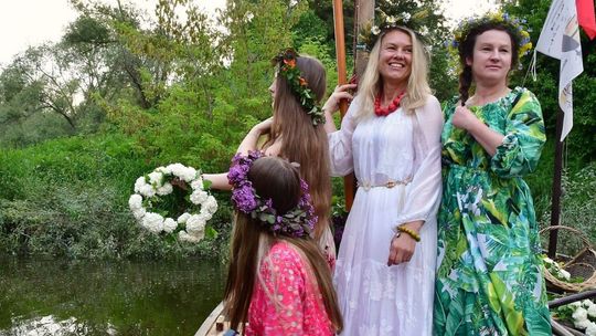 W Sandomierzu wiją wianki i puszczają je do Wisły  