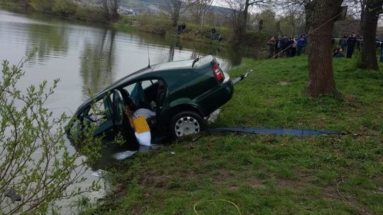 W Sieradowicach auto wpadło do wody, z środka wydobyto mężczyznę