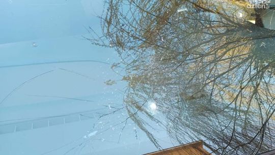 Wandal zdemolował nocą samochód polityka