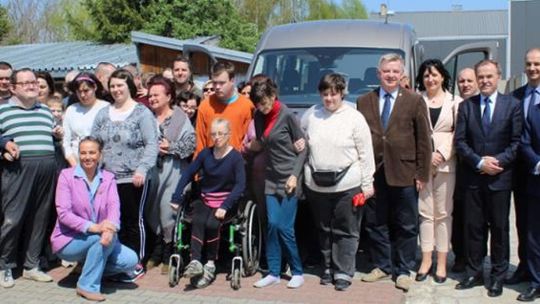 Warsztaty Terapii Zajęciowej w Ostrowcu Świętokrzyskim z nowym busem