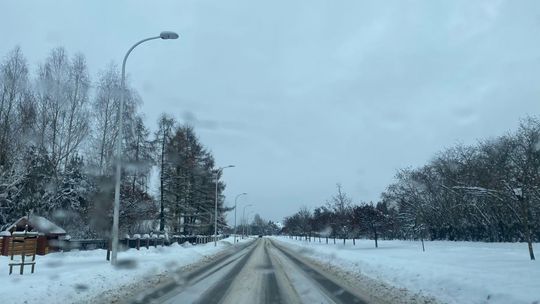 Warunki do jazdy wciąż trudne. Straż nieustannie interweniuje 