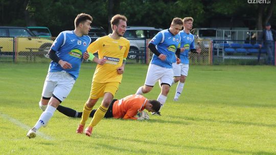 Ważne punkty Staru i szalony mecz w Ćmielowie - grały piłkarskie ligi w regionie Ważne punkty Staru i szalony mecz w Ćmielowie - grały piłkarskie ligi w regionie