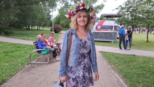 Wianki, różnokolorowe, pachnące były obowiązkową ozdobą na Nocy Świętojańskiej w Ostrowcu 