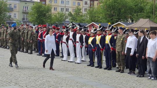 Widowiskowy przemarsz i pokaz musztry paradnej - uczniowie ZDZ uroczyście ślubowali