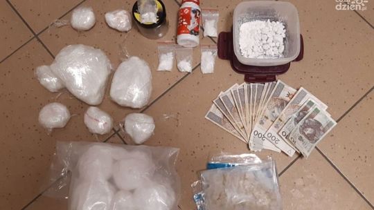 Wielka akcja policji – 42-latek zatrzymany z ponad 2,5 kg narkotyków i bronią