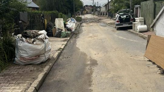 Wielki sprzątanie w gminie Ćmielów po nawałnicy deszczu 