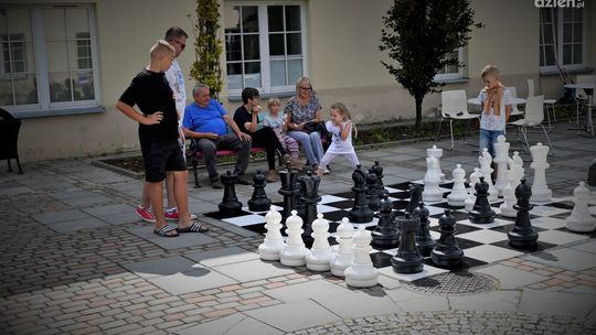 Wielkie szachy przy Muzeum Zabawek i Zabawy! Skusisz się na partyjkę?