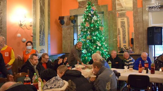 Wigilia dla bezdomnych w Wojewódzkim Domu Kultury w Kielcach