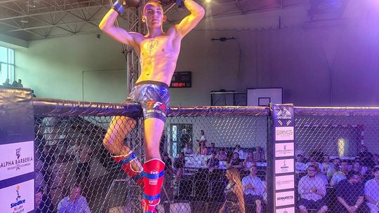 Wiktor Zaroda ze Sports Academy Ostrowiec Św. wygrywa na gali w Siedlcach