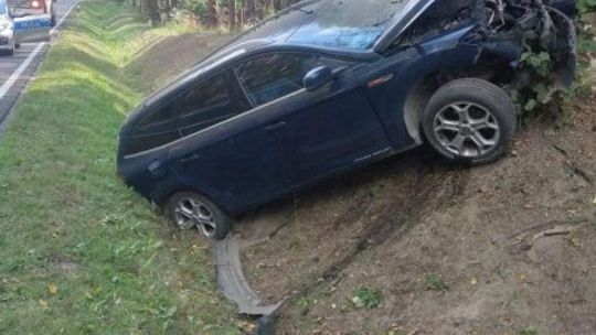 Wjechał do rowu i uderzył w drzewo. Dwie osoby trafiły do szpitala