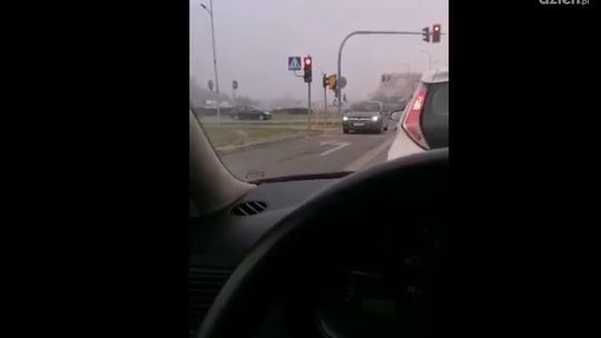 Wjechał na czerwonym pod prąd, wprost na lewoskręt