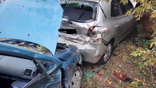 Wjechał w drzewo, uszkodził dwa auta i nie chciał wyjść