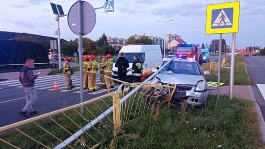 Wjechał w dwoje pieszych nie ustępując na przejściu. Kobieta zmarła w szpitalu