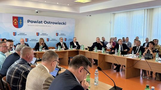 Władze powiatu ostrowieckiego z absolutorium i wotum zaufania