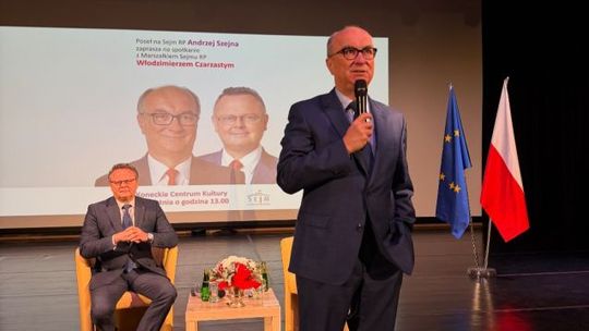 Włodzimierz Czarzasty w Końskich. Sala wypełniona mieszkańcami