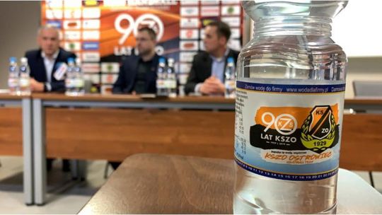 Woda mineralna z logo KSZO