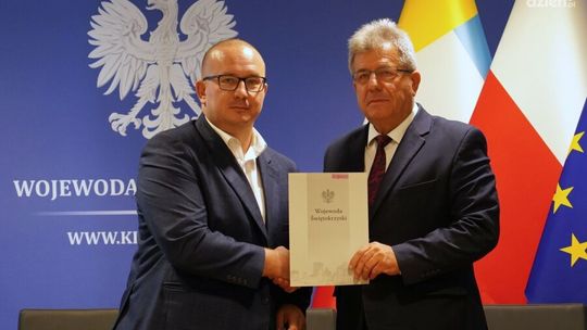 Wojewoda podpisał umowy z samorządowcami