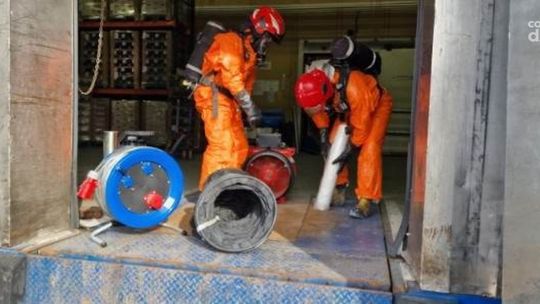 Wózek widłowy wjechał w rurę z amoniakiem. Ewakuowanych ponad 600 osób