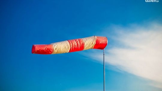 Wszystkie siły Państwowej Straży Pożarnej  Ostrowcu usuwają skutki gwałtownego wiatru 