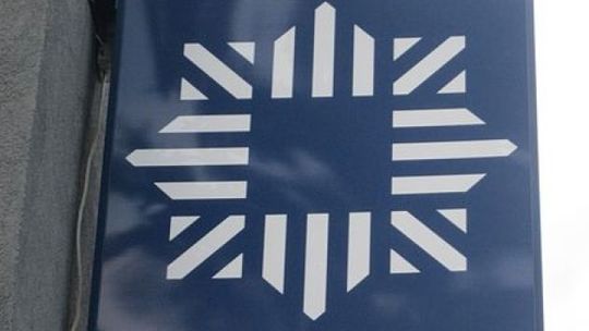 Wybili szybę i ukradli rzeczy osobiste