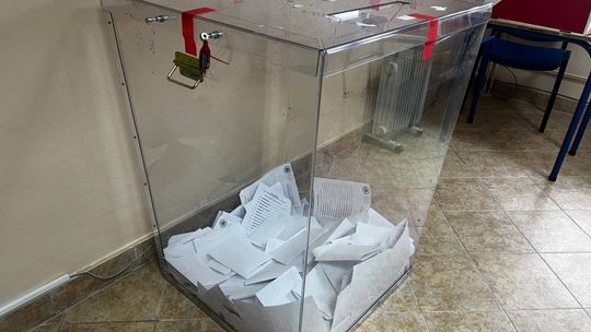 Wybory prezydenckie 2025: Ostrowiec głosuje na Trzaskowskiego, powiat stawia na Nawrockiego