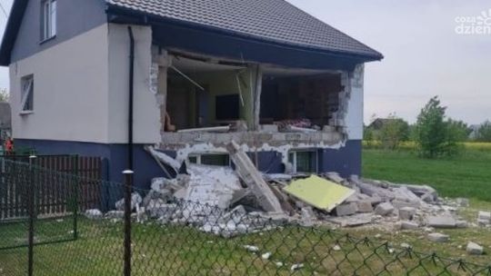 Wybuch butli z gazem, uszkodzone dwie ściany budynku