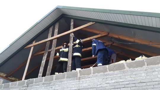 WYMYSŁÓW - runęła ściana domu