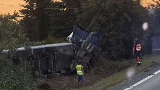 Wypadek ciężarówki w powiecie opatowskim - kierowca ranny