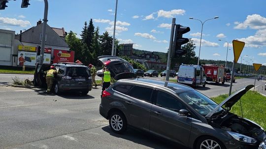 Wypadek na Krakowskiej w Kielcach: Trzy auta zderzyły się na skrzyżowaniu, trzy osoby trafiły do szpitala