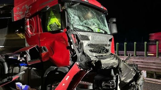 Wypadek na S7. Ciężarówka zderzyła się z cysterną