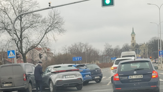 Wypadek na skrzyżowaniu Alei Solidarności oraz IX Wieków Kielc 