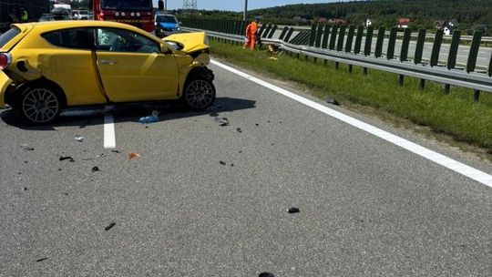 Wypadek na trasie S7 w powiecie kieleckim. Kobieta i pięcioletnie dziecko trafili do szpitala