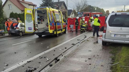 Wypadek na ul. Kieleckiej w Bielinach. Pasażerka wyrzucona z pojazdu