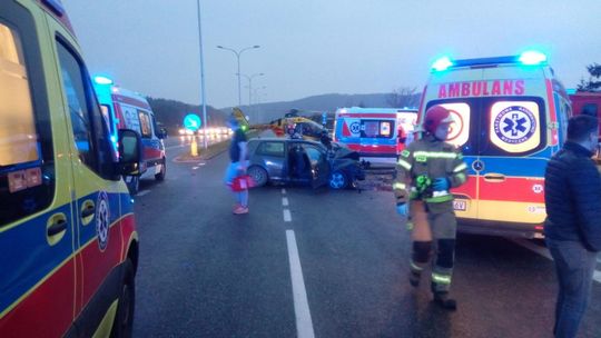 Wypadek w Kielcach z udziałem autobusu i osobówki. 7 osób w szpitalu. Są utrudnienia w ruchu
