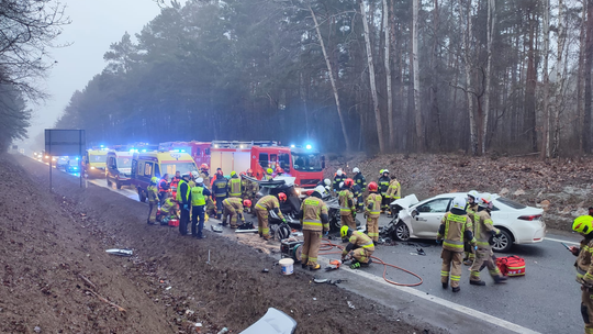 Wypadek w Koliszowach – sześć osób poszkodowanych, droga zablokowana