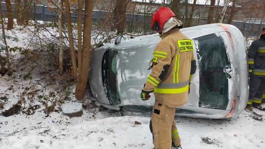 Wypadł z drogi i zatrzymał się w rowie. Niebezpieczne zdarzenie w Ostrowcu 