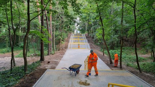 Wyremontowane schody w kieleckim Parku Baranowskim. Są dostosowane dla osób z niepełnosprawnościami