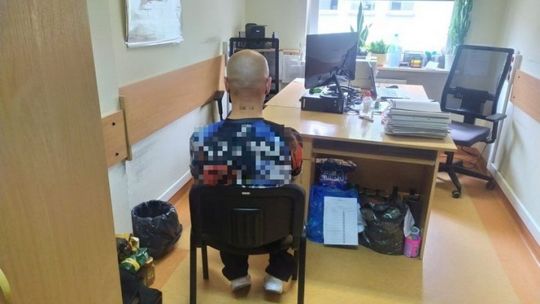 Z plecakiem pełnym zakupów próbował ominąć kasę