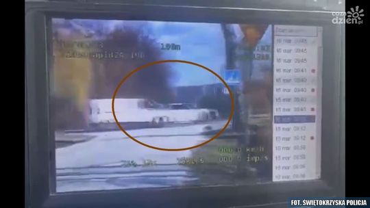 Za ten manewr dostał 30 punktów karnych i 5 000 złotych mandatu 