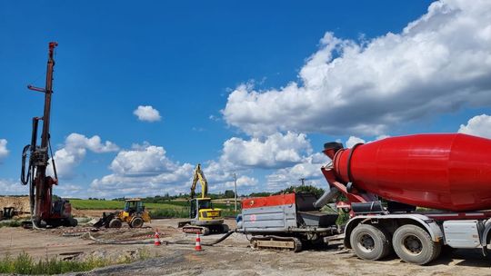 Zaawansowane prace przy budowie obwodnicy Ostrowca. Wprowadzono objazdy