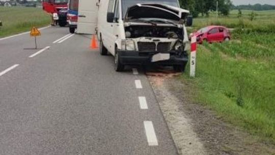 Zablokowana Droga Krajowa 74 w Nieskurzowie. Zderzyła się osobówka z busem