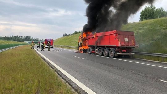Zablokowana S7 - pożar ciężarówki
