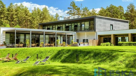 Zabudowy tarasu dla branży HoReCa: Jak stworzyć przestrzeń, która przyciąga gości.