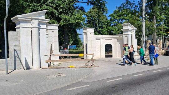 Zabytkowa brama w Łopusznie odzyskuje dawną świetność