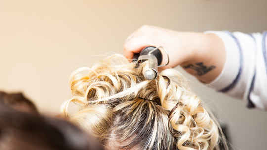 Zachwycająca fryzura, czyli lokówka w akcji