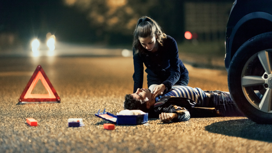 Zalety i wady różnych metod nauki pierwszej pomocy dla kierowców