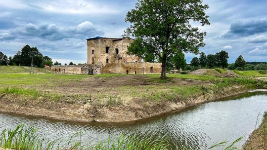 Zamek w Ćmielowie  ponownie odkrywany 
